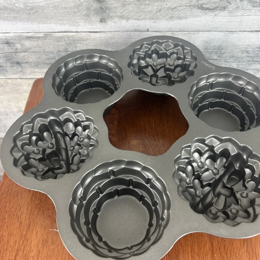 Wilton Mini Cup Cake Muffin Pan Oven 6 Flower Basket Bakeware Non Stick VTG Rare